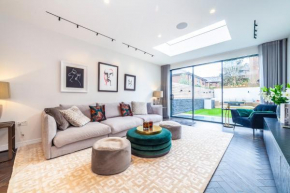 Luxury 3 Bedroom House with garden next to Battersea Park